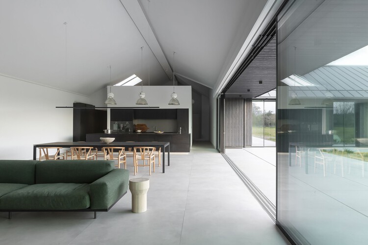 Weald House / MailenDesign + Peter Bradford Architects - Interior Photography, Sofa, Table, Windows